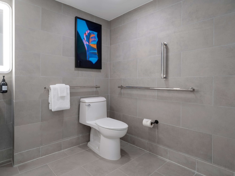 Room, 2 Queen Beds, Bay View (Roll-In Shower) - Photo 6