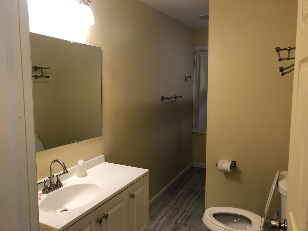 Newly Renovated 4 Bedroom Apartment - Photo 21