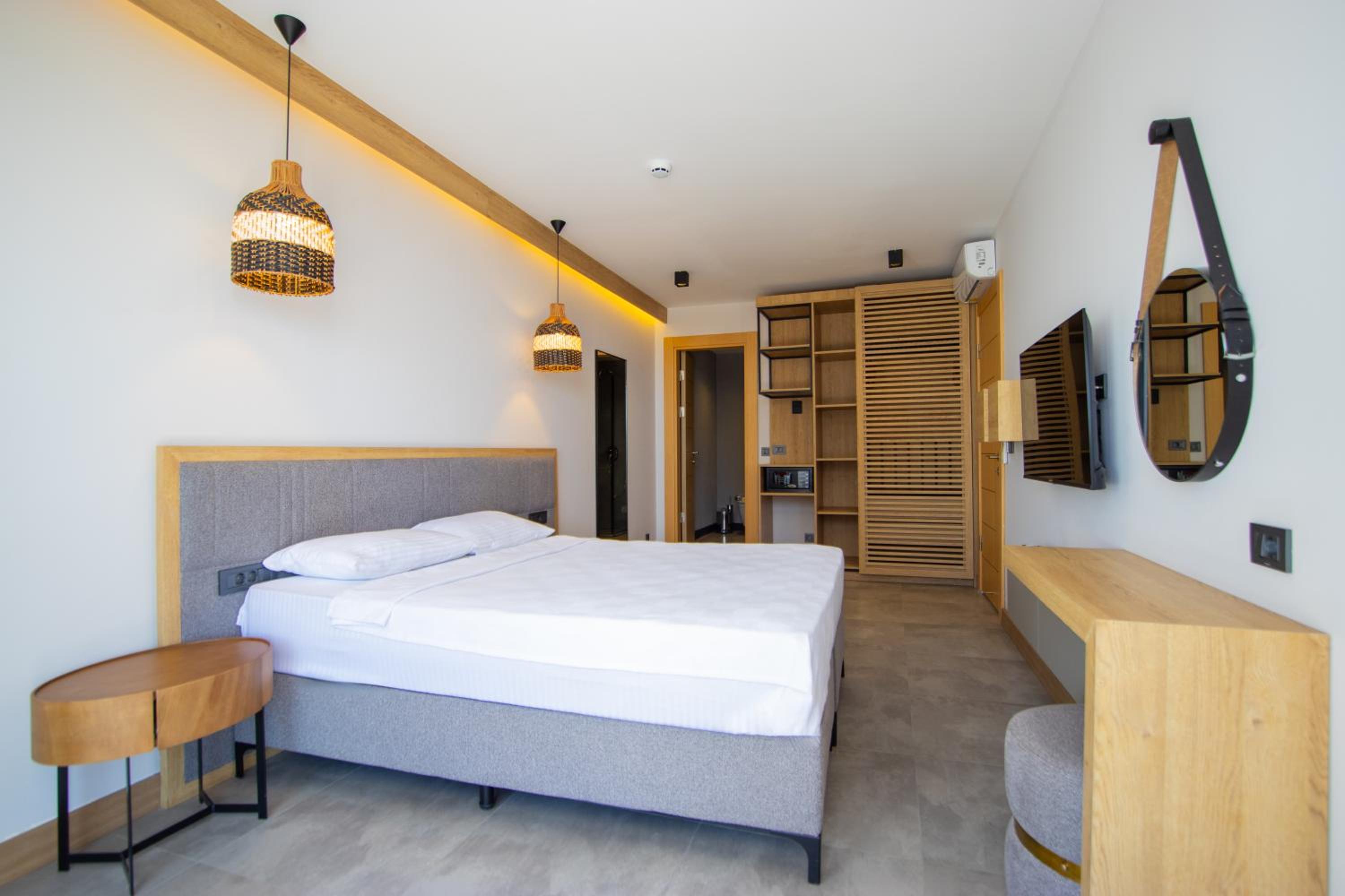 Deluxe Double Room with Balcony - Photo 3
