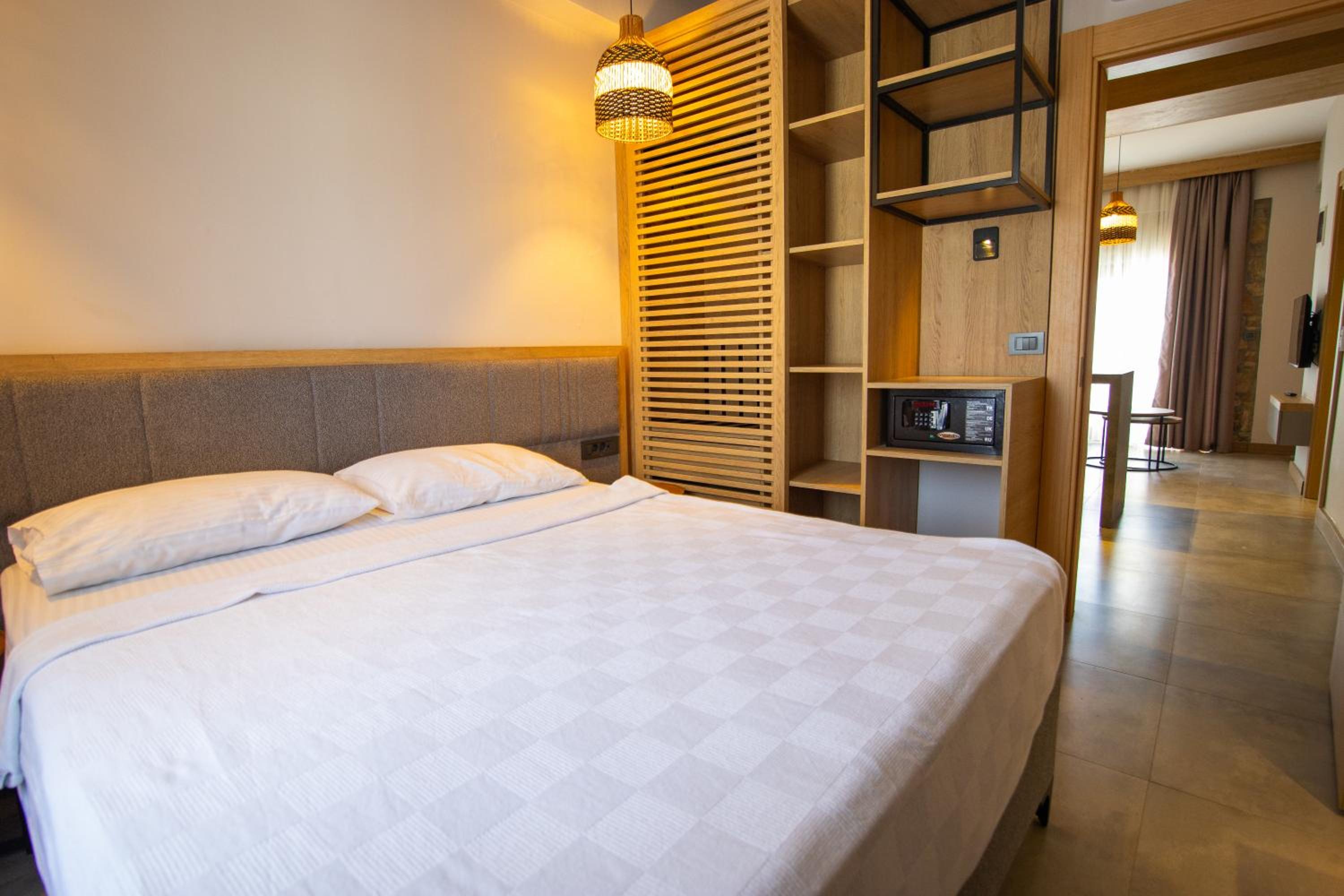 Deluxe Suite with Sea View - Photo 4