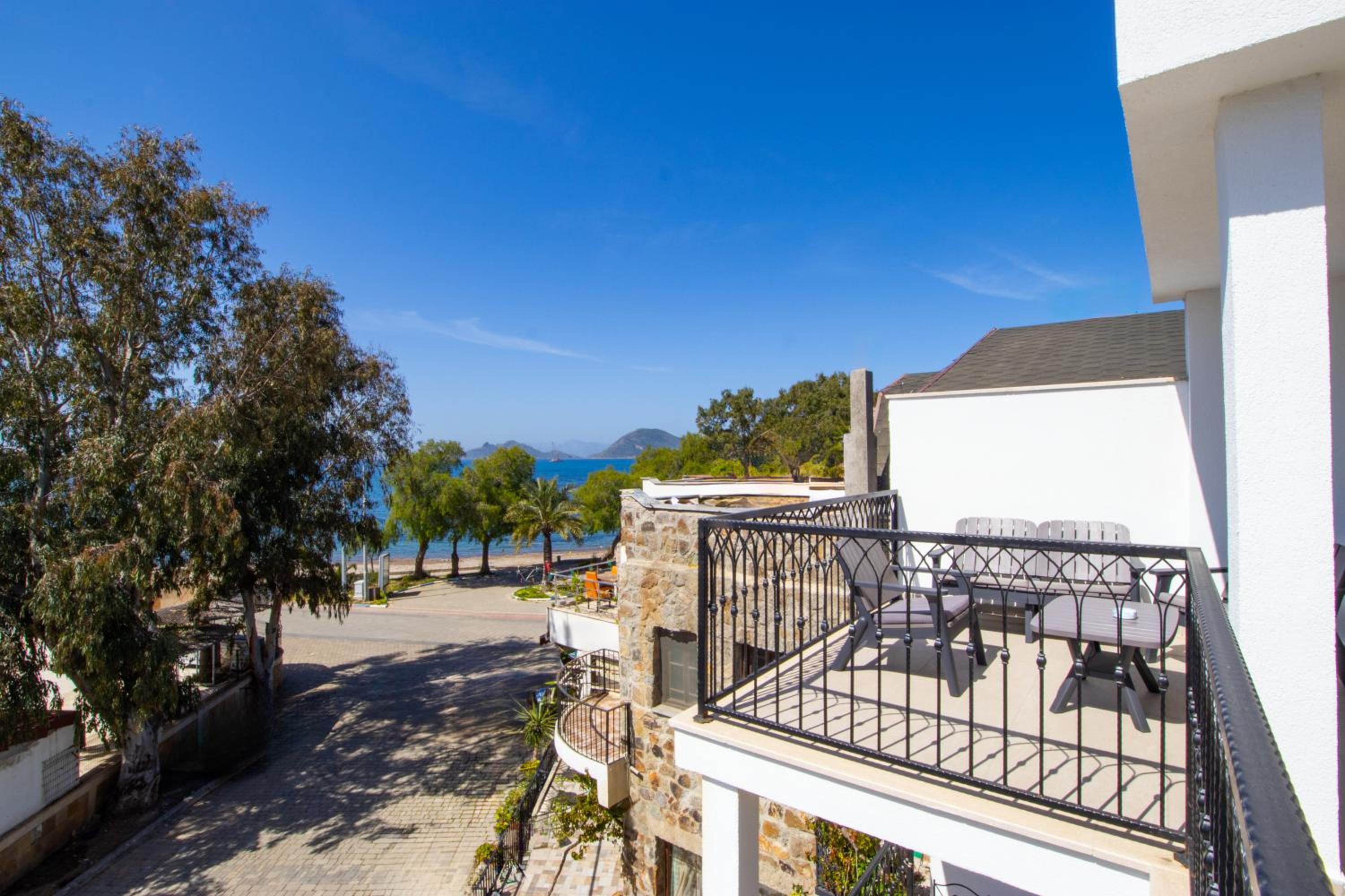 Deluxe Suite with Sea View - Photo 7