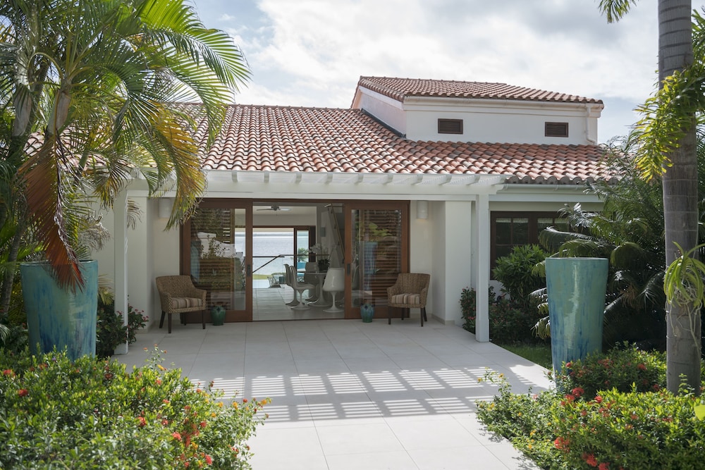 Room, 4 Bedrooms (Whispering Palms) photo 2