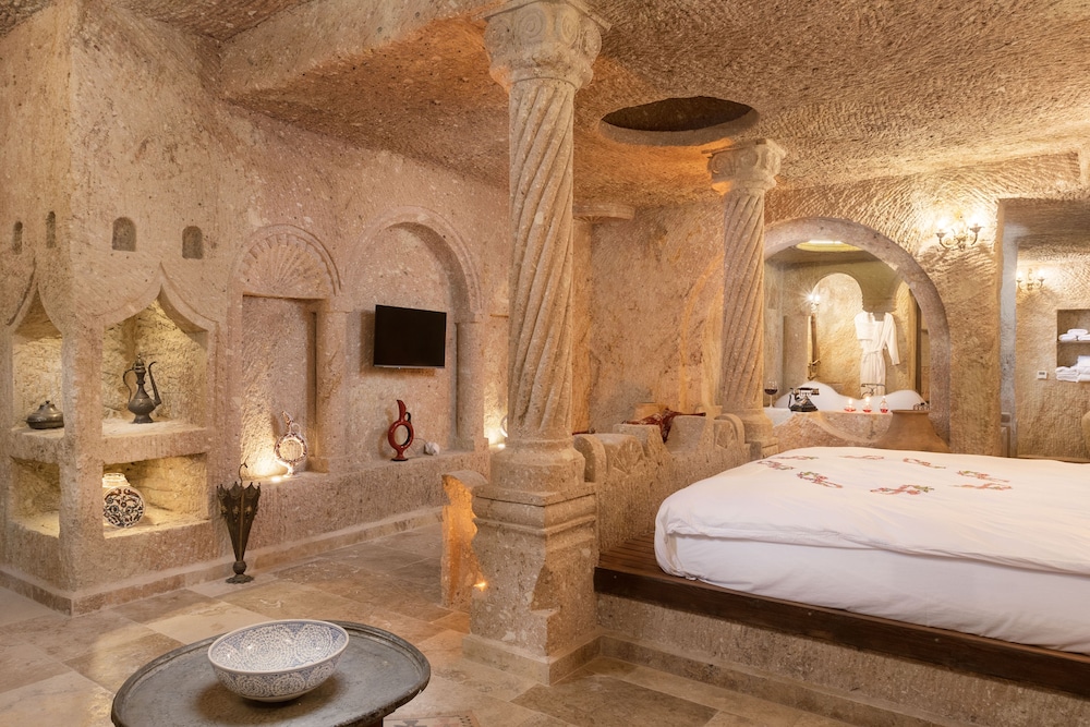 Luxury Suite - Photo 9