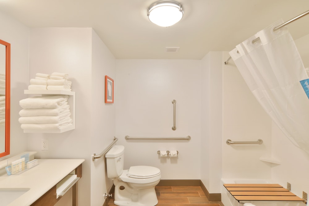Room, 2 Queen Beds, Accessible, Bathtub photo 3