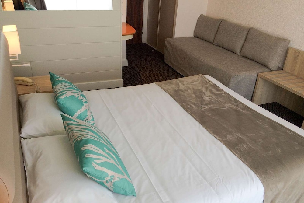 Comfort Triple Room, 1 Queen Bed with Sofa bed, Balcony, Sea View - Photo 3