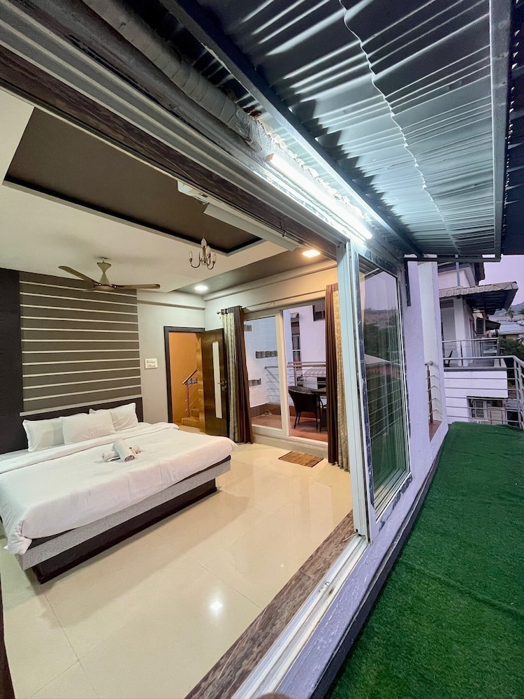 Luxury Villa, City View