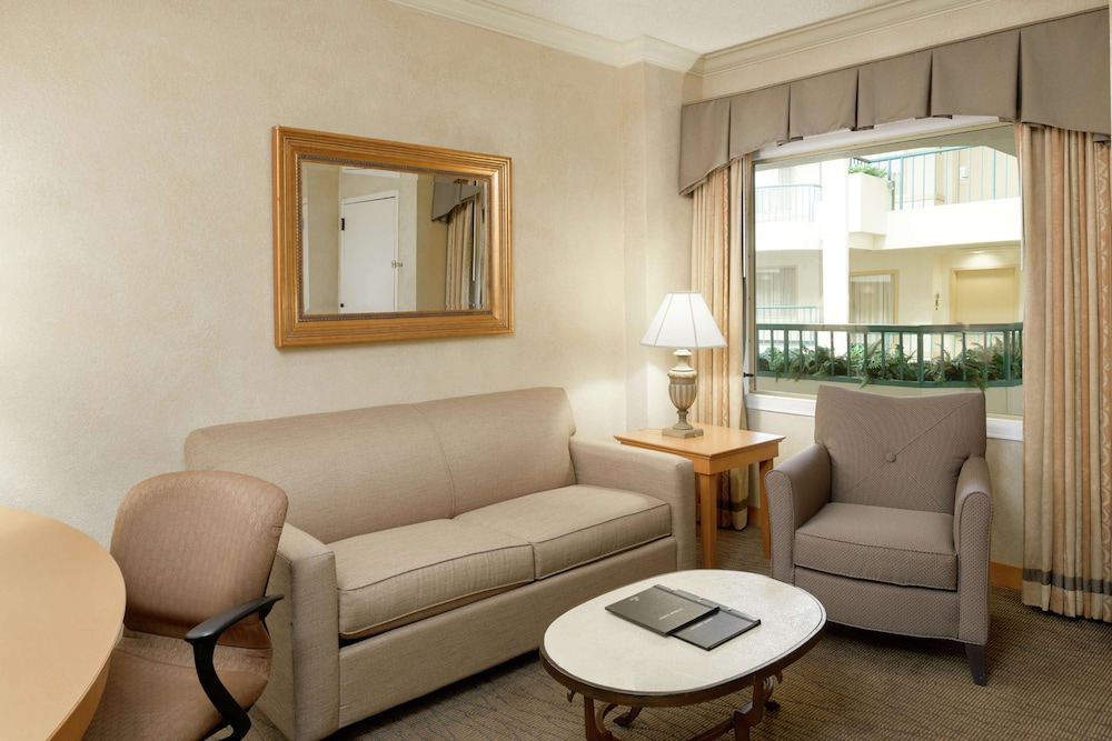Pure Allergy Suite, 1 King Bed, Hearing Accessible - Breakfast/Cocktail Reception