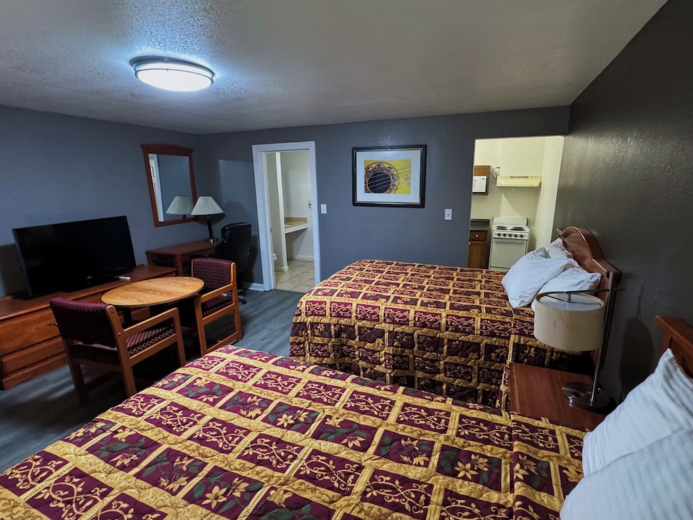 Standard Double Room, 2 Full Sized Beds, Refrigerator & Microwave photo 3