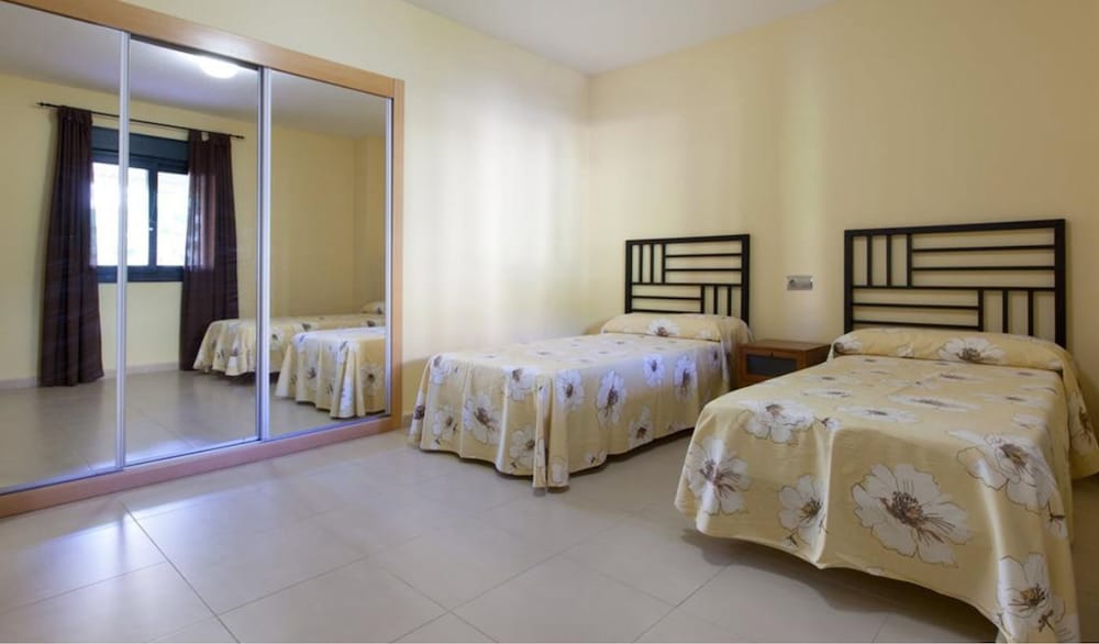 Apartment, 2 Bedrooms, Pool Access photo 2