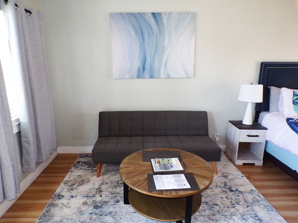 Surf Suite - 1 queen bed - 1 Room photo 3