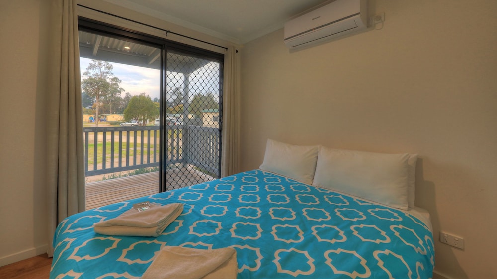 Lookout Point Villa - 3 Berth (Double and Single Bed) - No Pets Allowed budget cabin photo 2