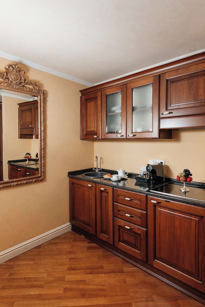 Family Room, 2 Bedrooms, Kitchenette thumbnail 5