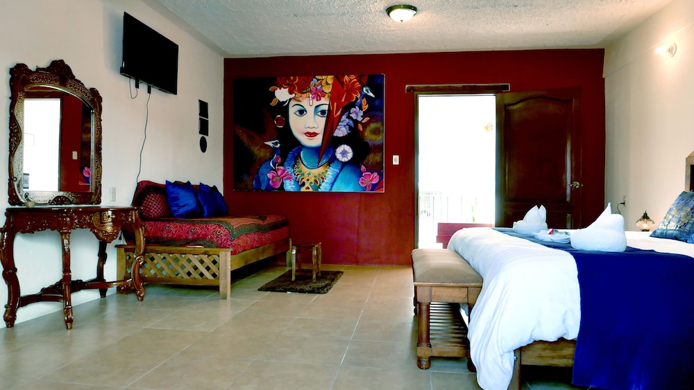Design Room, 1 King Bed, Private Bathroom, City View, photo 6