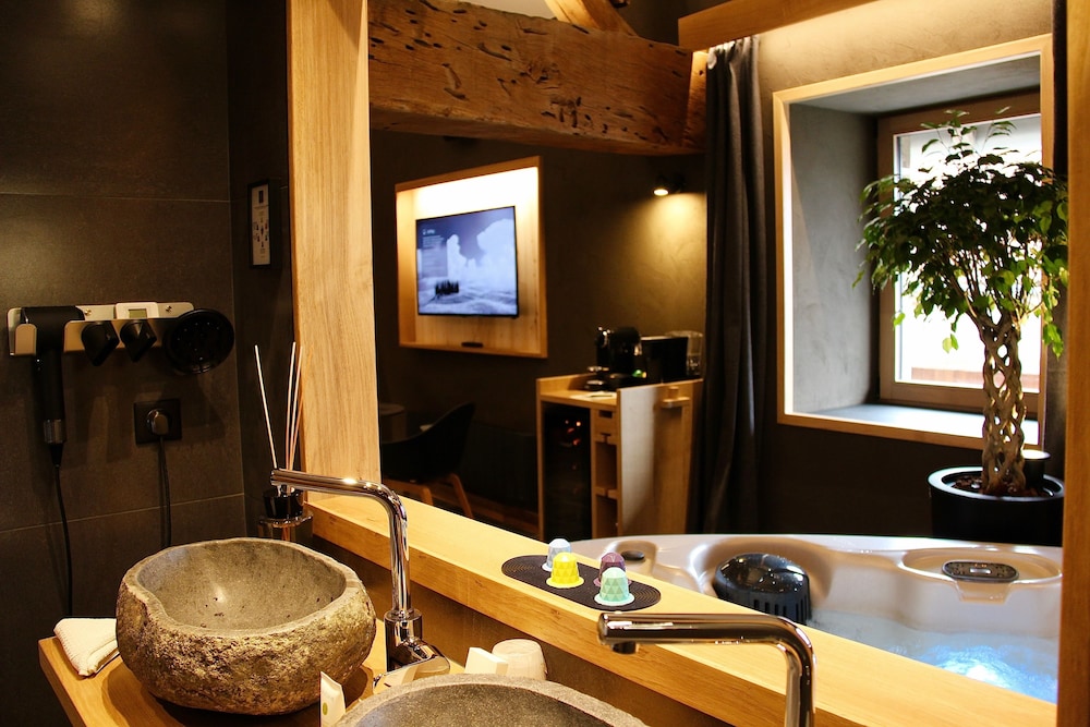 Romantic Suite, 1 King Bed, Hot Tub photo 3