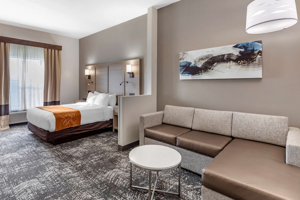 Suite, 1 Queen Bed, Accessible, Non Smoking - Photo 1