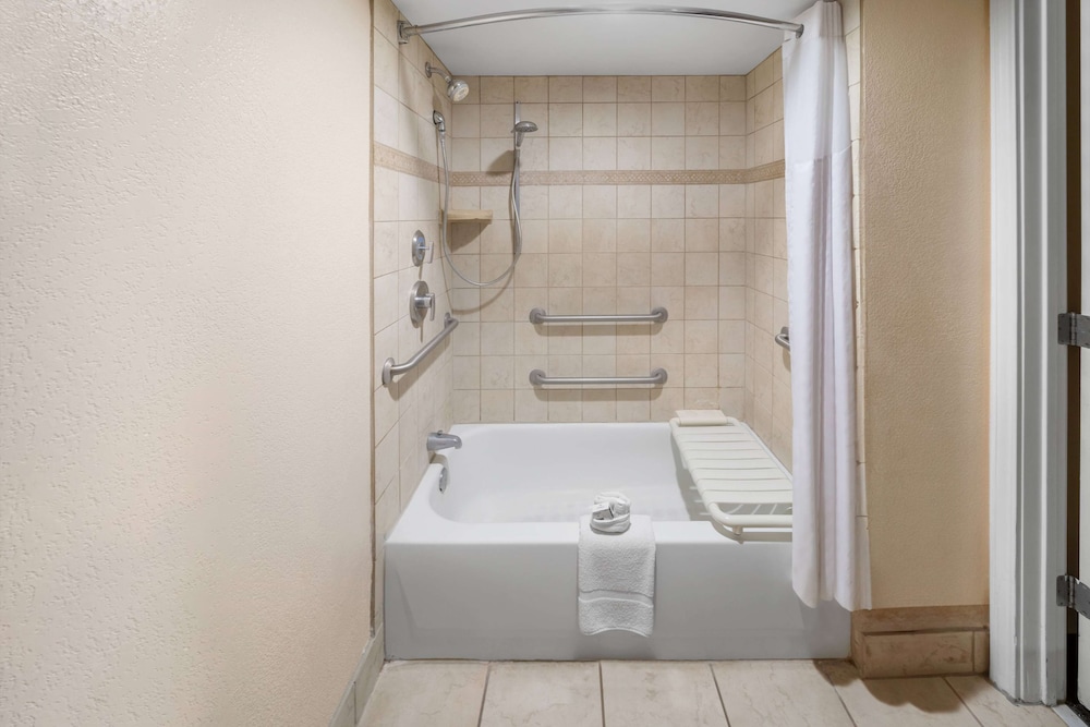 Deluxe Suite, 1 King Bed, Accessible, Non Smoking (Hearing, City View) - Photo 8
