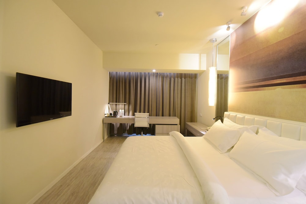 Double Room (Super Sassy)