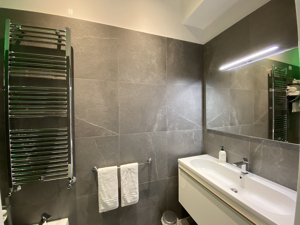 Deluxe Double or Twin Room - Photo 15
