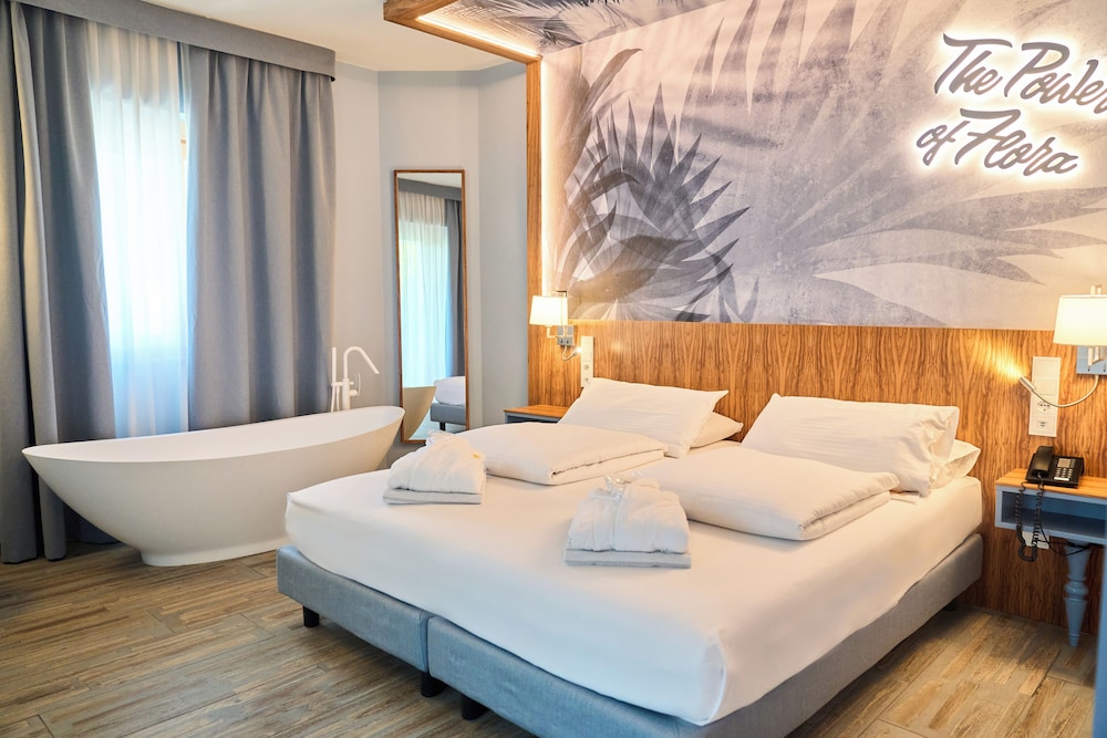Superior Double Room (Bathtub and Shower)