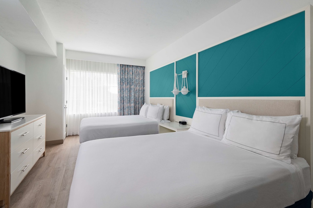 Suite, 2 Queen Beds, Patio, City View - Photo 3