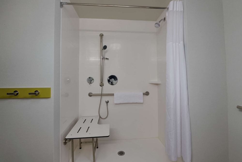 Room, 2 Queen Beds (Roll-In Shower. Hearing & Mobility) - Photo 4