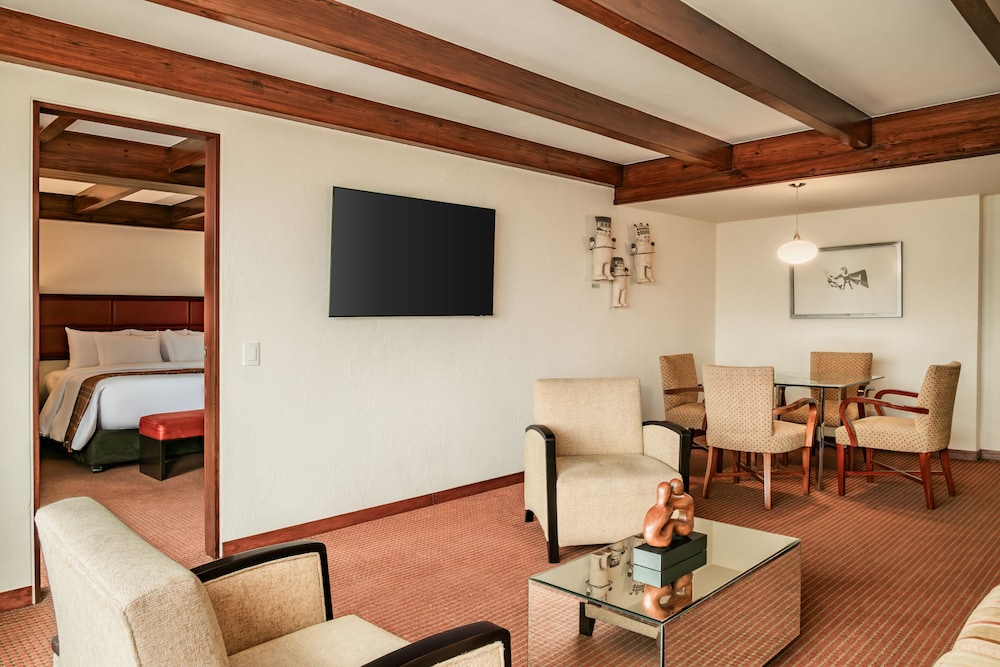 Suite, 1 King Bed - Photo 5