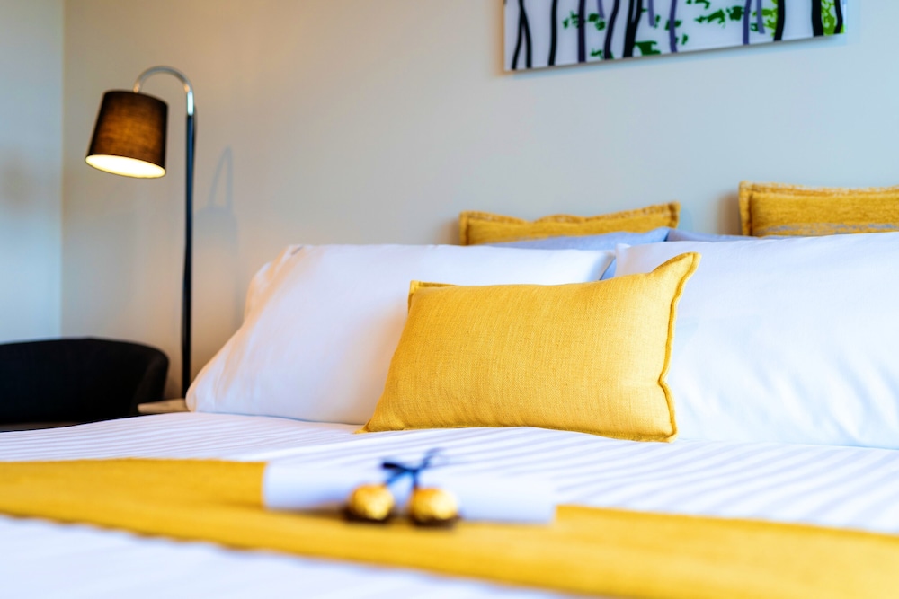 Deluxe Suite, 1 Queen Bed, River View photo 1