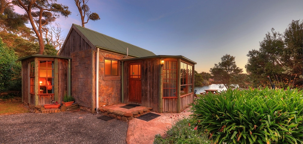 Romantic Cottage (Jetty Cabin) photo 1