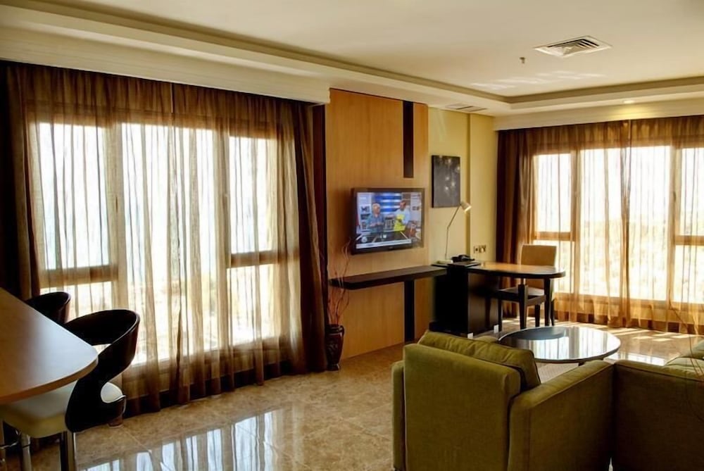 Standard Apartment, 1 King Bed, Smoking, Kitchenette