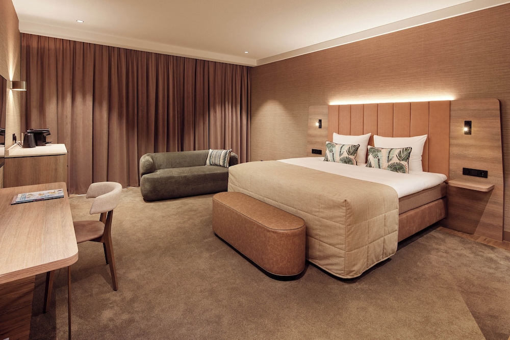Deluxe Double Room, 1 King Bed, Jetted Tub, Courtyard View