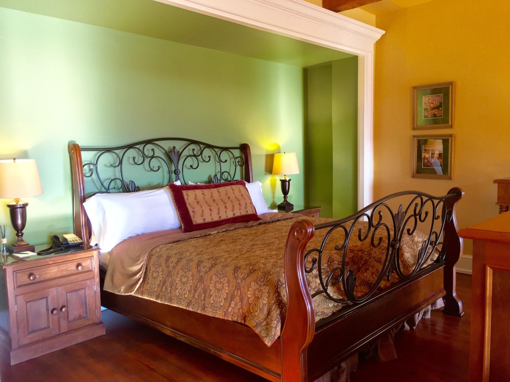 Sangiovese Suite, 1 King Bed, Vineyard View, photo 6
