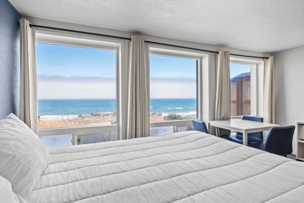 Three Queen Room with Ocean View photo 2
