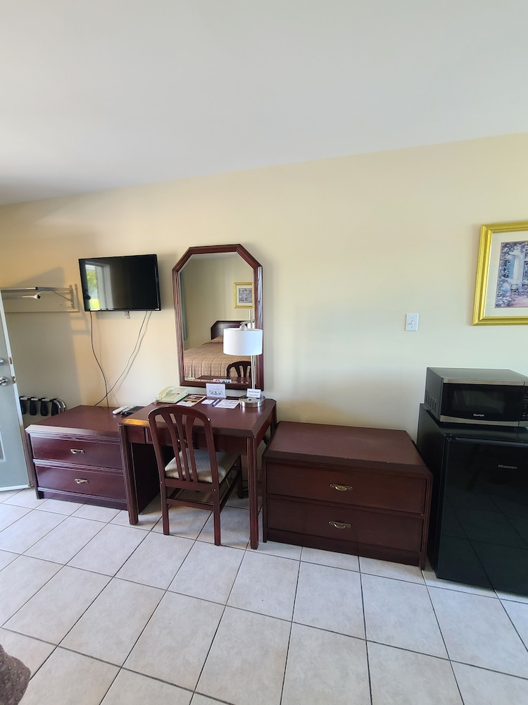 Room, 1 Queen Bed, Refrigerator & Microwave, Lake View photo 3