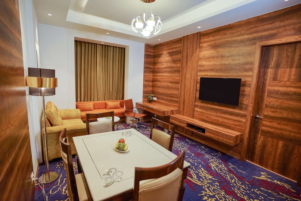 Executive Suite, 1 King Bed, Non Smoking (Living Room)