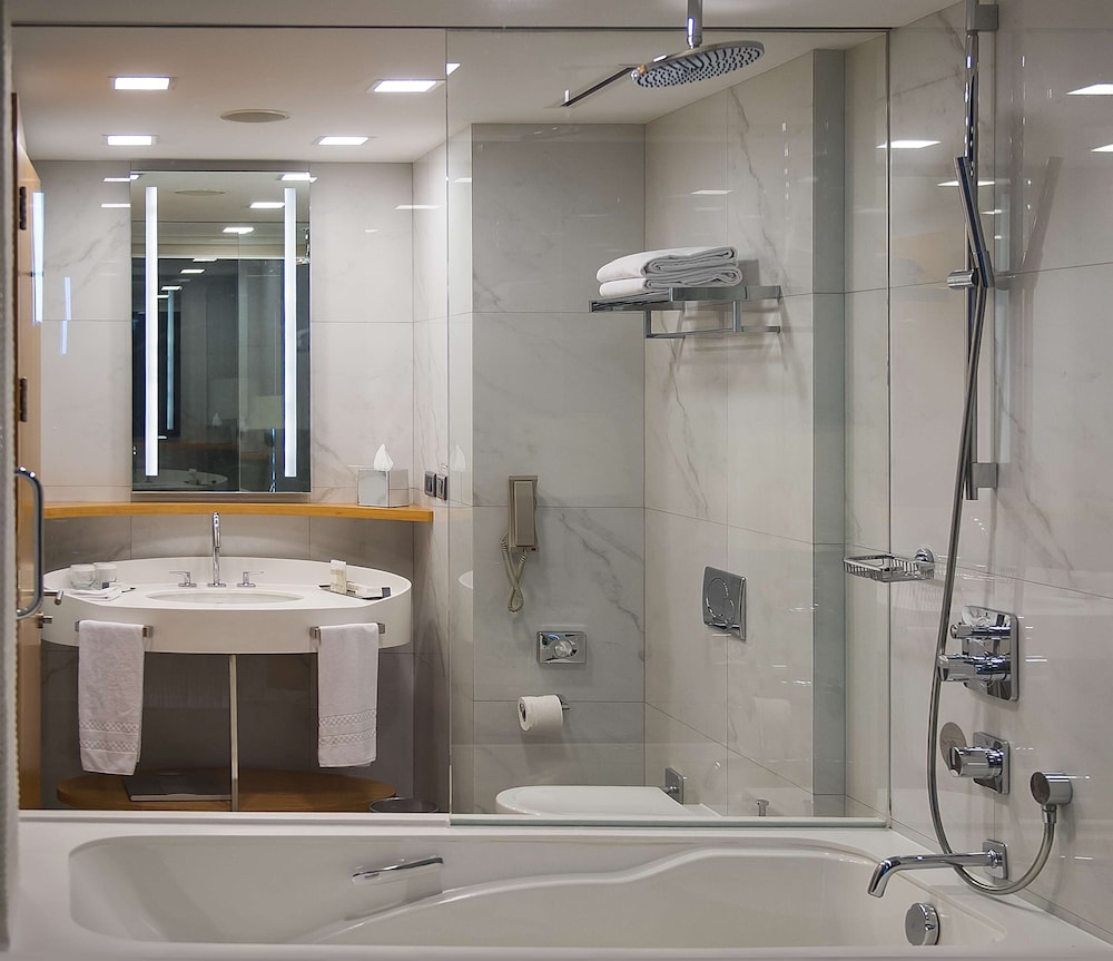 Twin Premium Deluxe Room with Sea View thumbnail 5