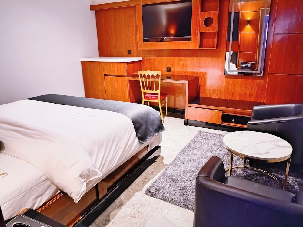 Luxury Suite, City View