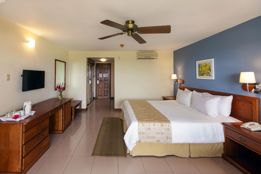 Deluxe Room, 1 King Bed, Ocean View - Photo 3