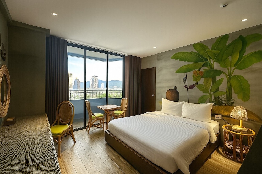 Family Room, City View - Photo 4