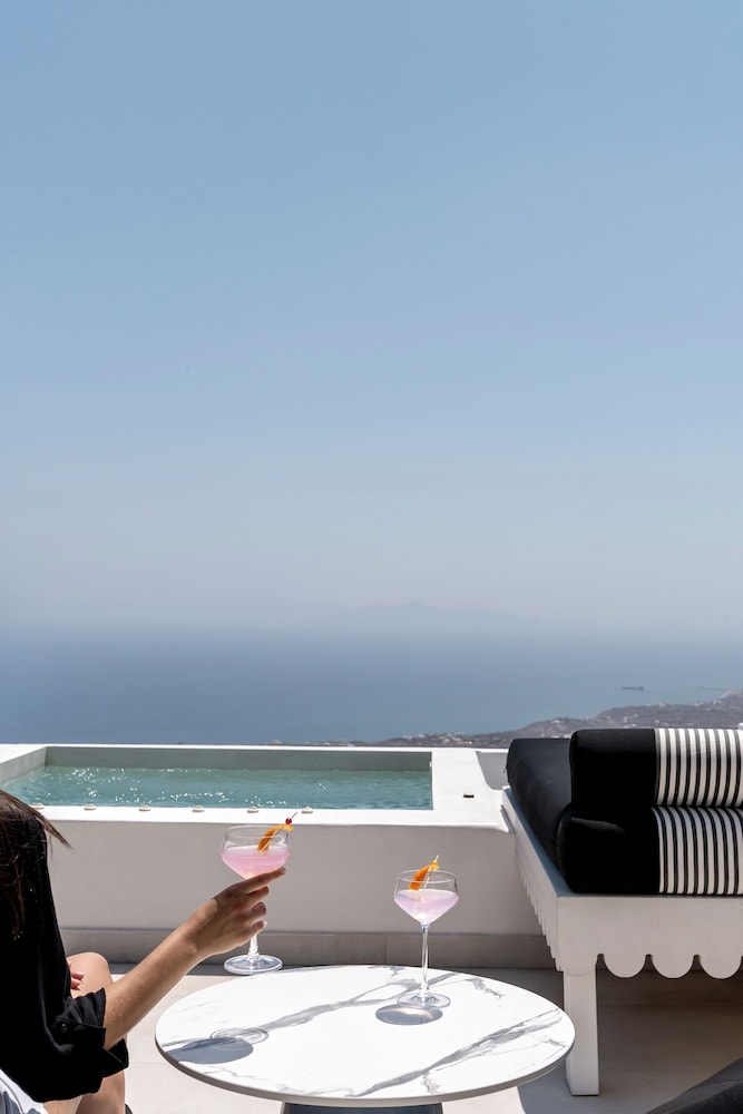 Deluxe Suite with Sea View and Hot Tub - Photo 9