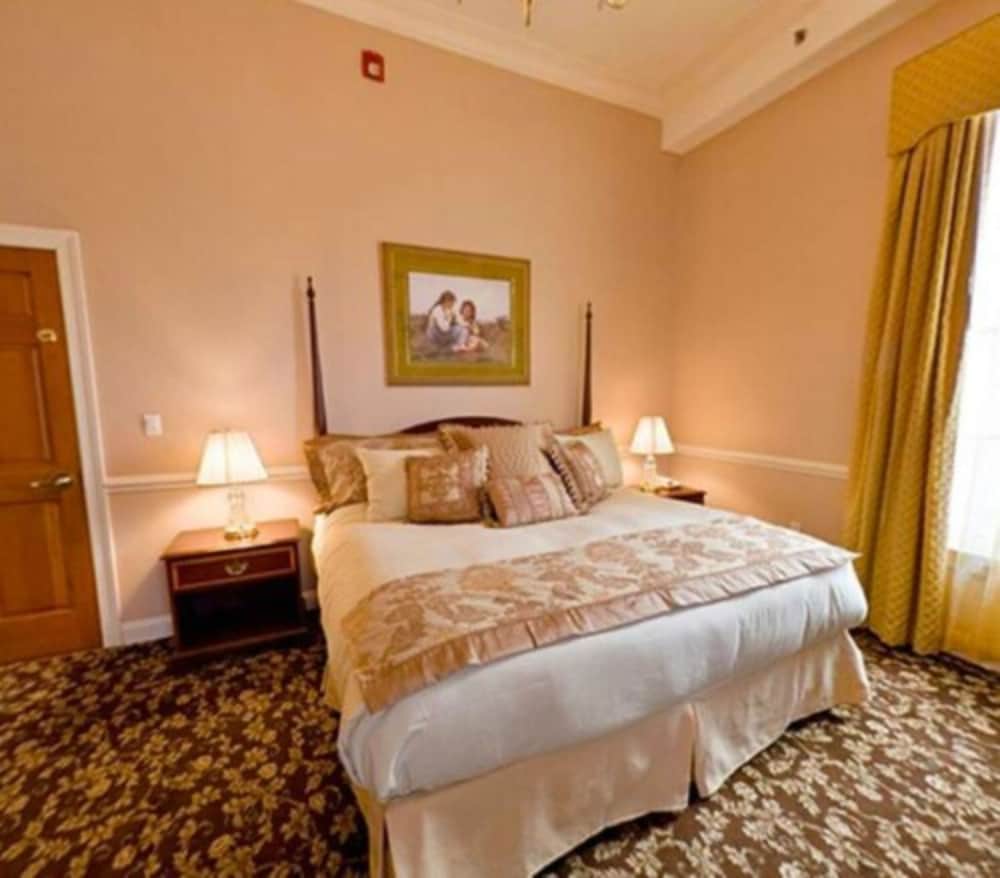 Basic Room, 1 Queen Bed photo 2