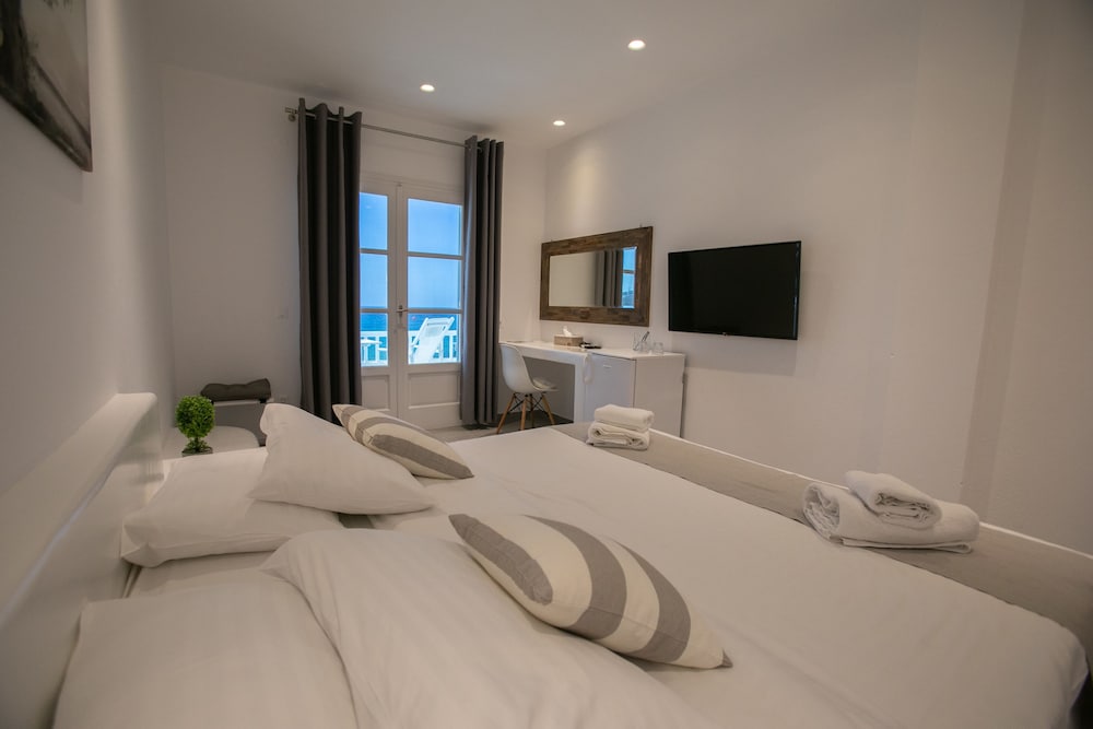 Deluxe Room, 1 Queen Bed, Balcony, Sea View - Photo 1