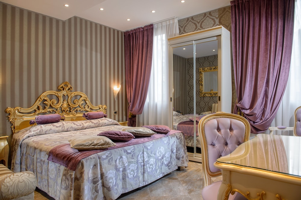 Superior Double or Twin Room thumbnail 6