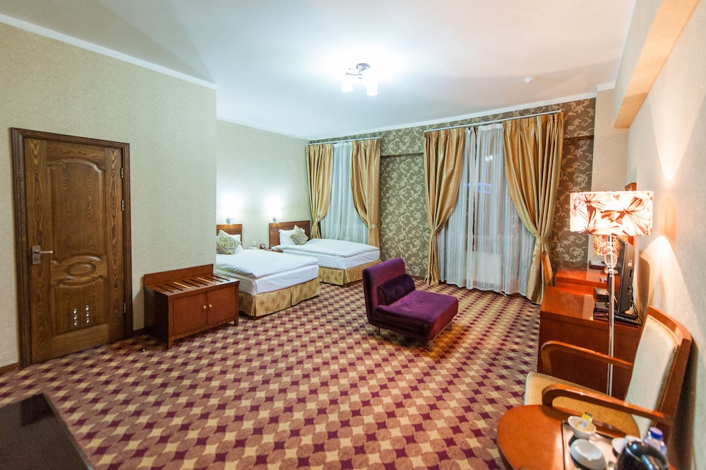 Standard Twin Room, 2 Queen Beds photo 3