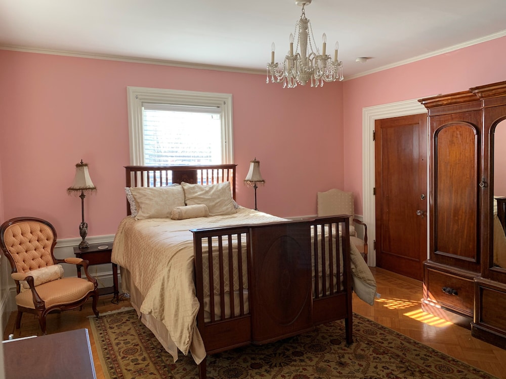 Room (Dorothy Brown, 2nd Floor)