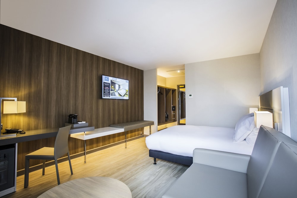 Superior Room, 1 Queen Bed with Sofa bed, Canal View - Photo 1