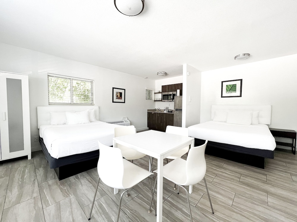 Deluxe Studio, 2 Queen Beds