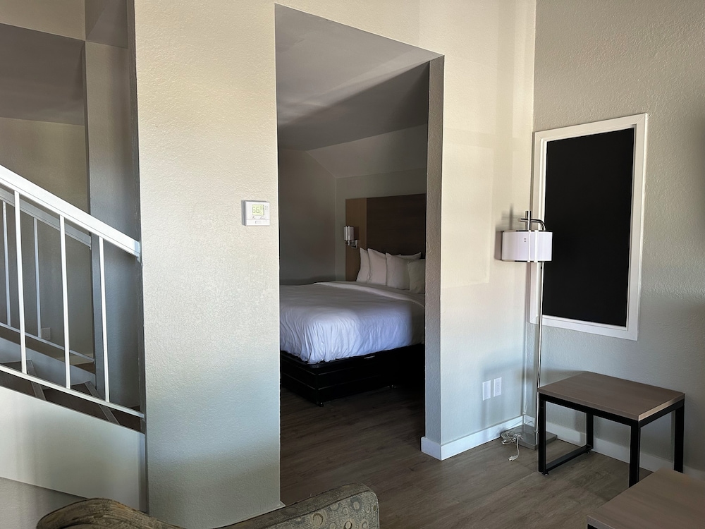 Suite, Multiple Beds, Non Smoking - Photo 4