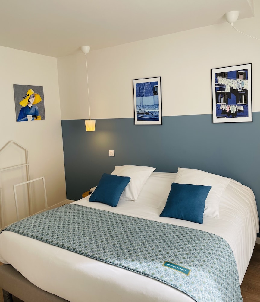 Suite - Photo 1