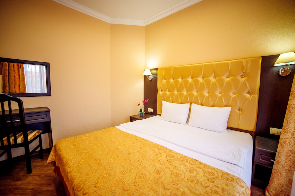 Luxury Quadruple Room, 1 King Bed With Sofa Bed, City View photo 2