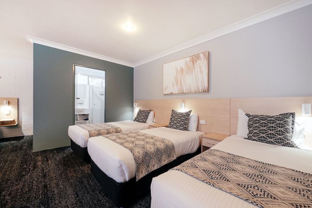 Family Suite, 1 Bedroom, Non Smoking, Kitchenette (Large Family Room) photo 2